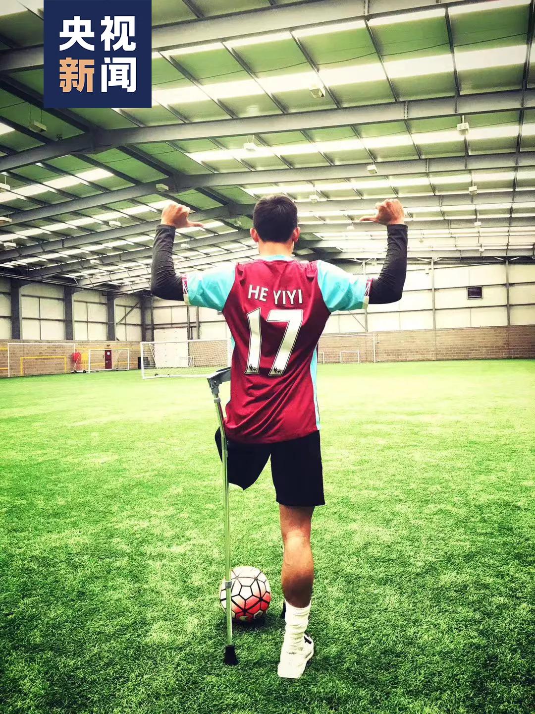 足球场上单腿飞奔射门的他,足球场上超精彩射门瞬间