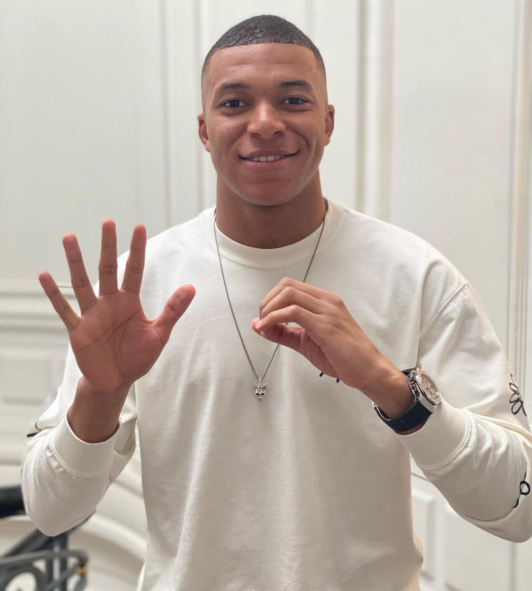 男人有多爱钻石？来看C罗的手腕