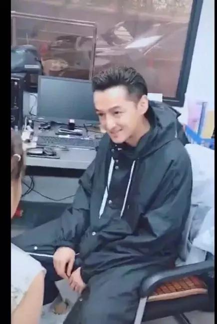 失真原唱是谁,反差胡歌