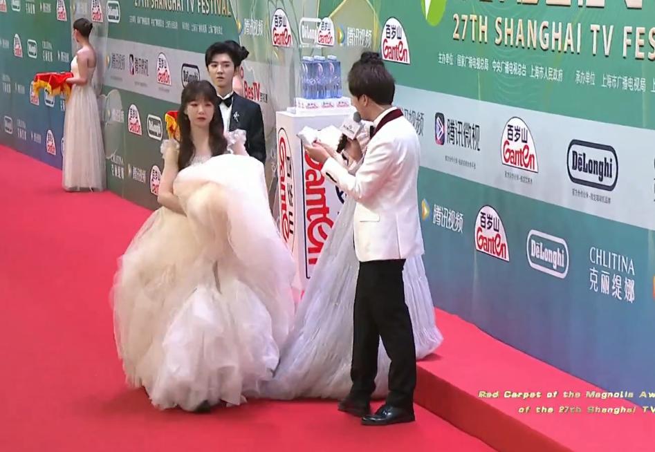 谭松韵倪妮零下4度走红毯,谭松韵吊带白纱裙争夺白玉兰视后