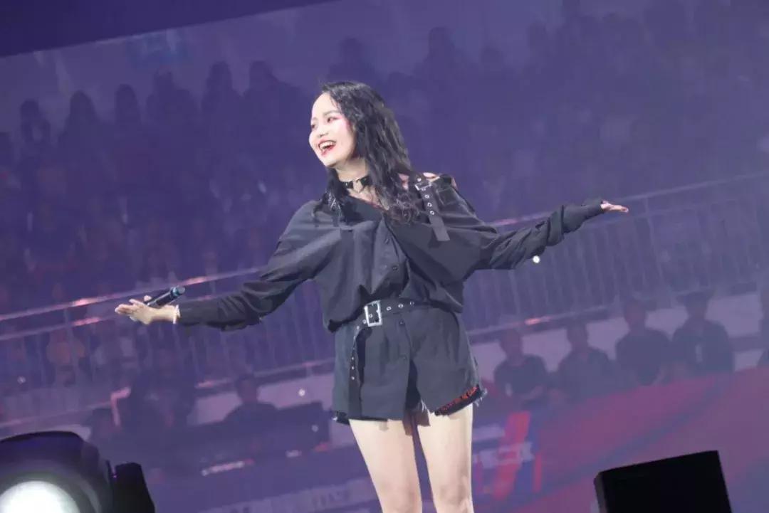 陈瑞庄心妍还有谁,庄心妍沈阳演唱会穿的红色西装