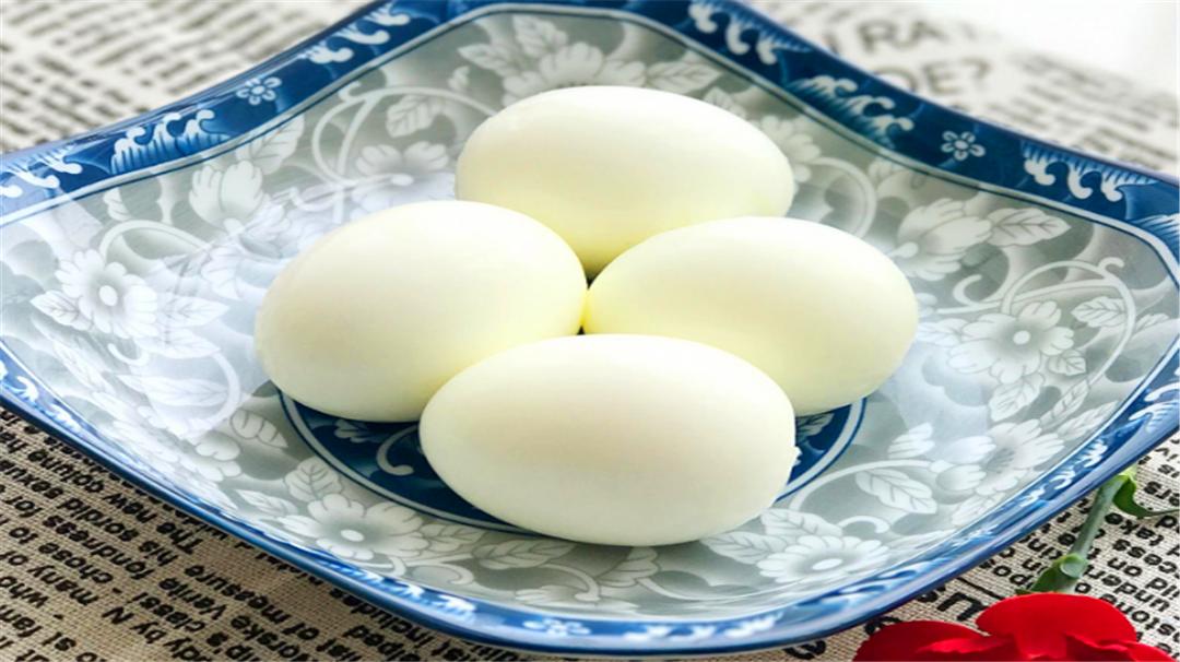 煮鸡蛋好剥壳的正确方法,煮鸡蛋不破壳的秘诀