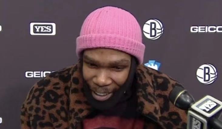 杜兰特戴粉色帽子,杜兰特穿便装戴帽子