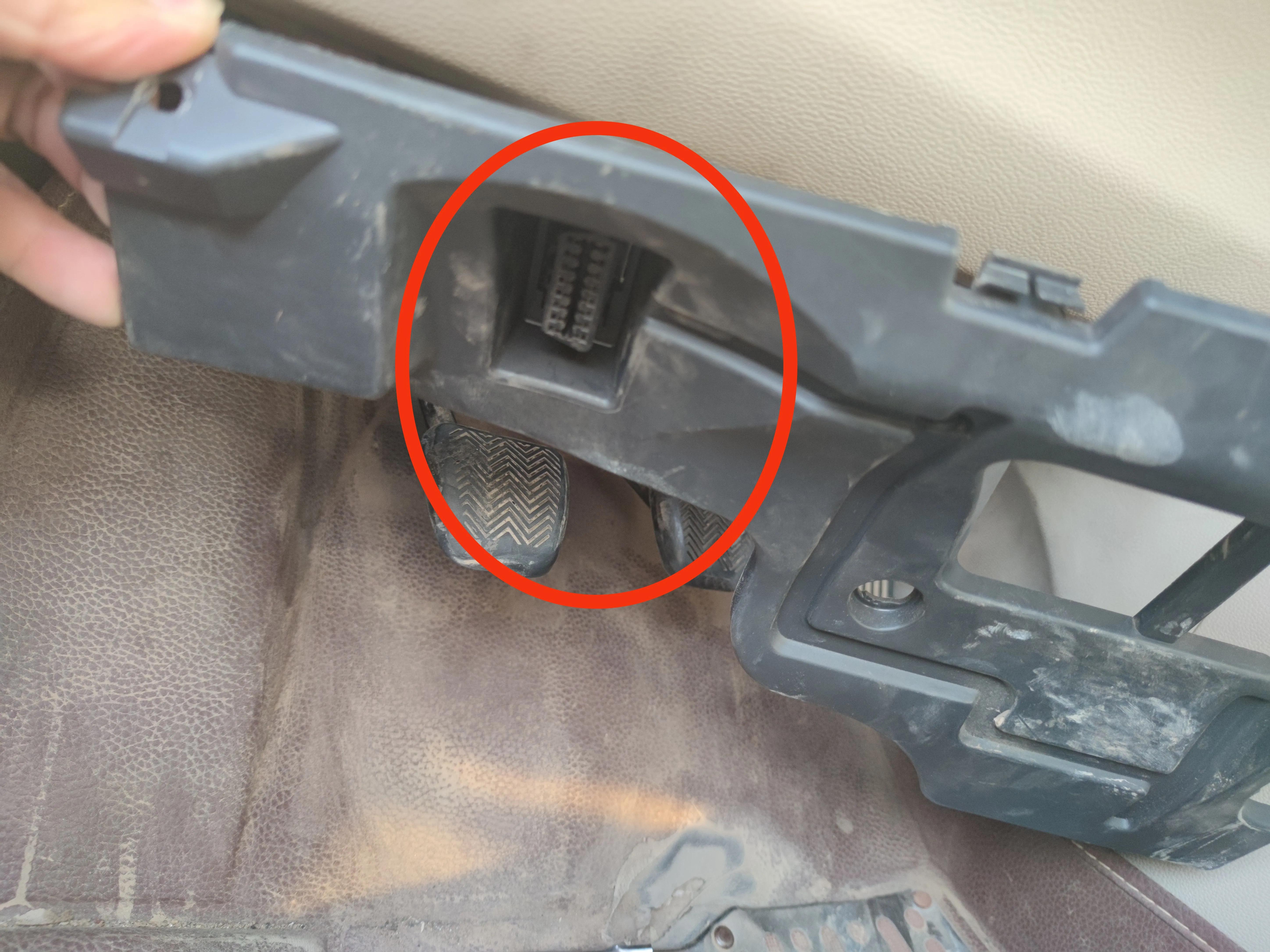 停车熄火后刹车灯亮是什么原因,熄火锁车了车灯还亮