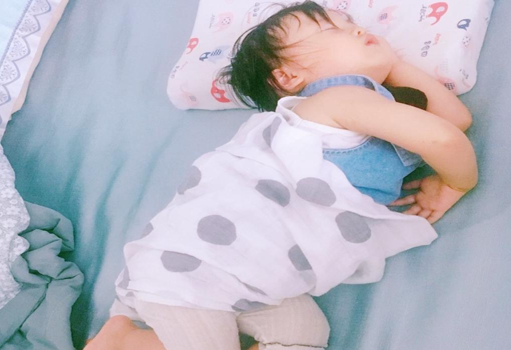 孩子睡觉总踢被子用盖吗,孩子睡觉喜欢踢妈妈肚子睡觉