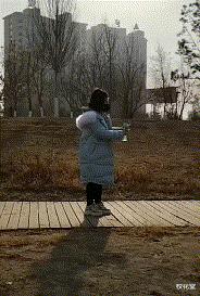 电梯里的妹子通常咋启齿搭讪比力好啊？哈哈