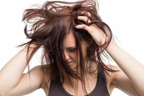 刚洗完头就有大量头皮屑怎么治,刚洗完头头皮屑很大块是什么原因