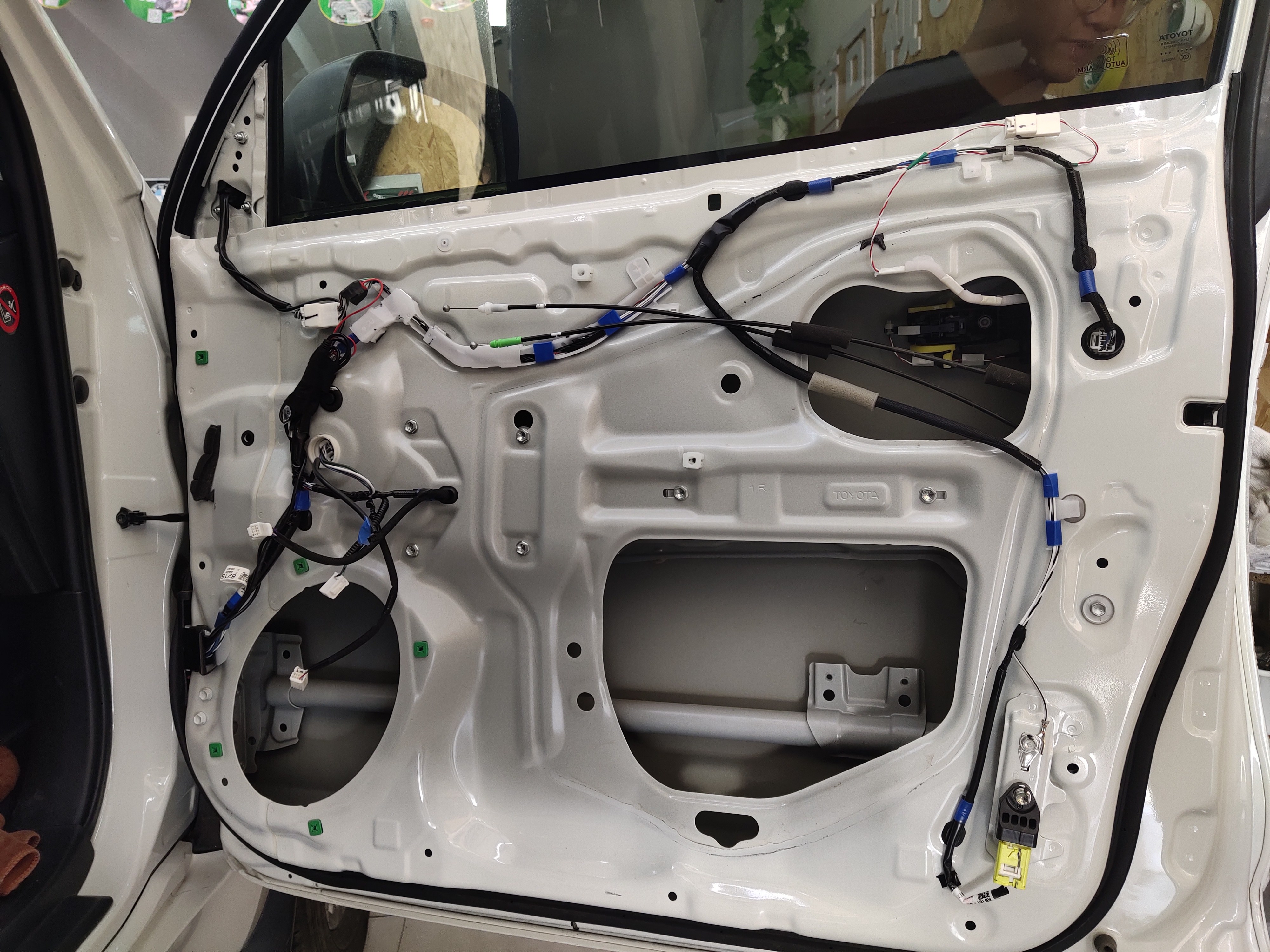 赤峰汽车音响改装鑫航改装丰田霸道升级四门隔音丹拿40周年喇叭