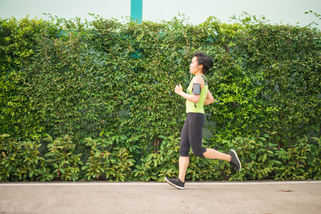 正确的跑步时间和注意事项,跑步不累的正确方法与技巧