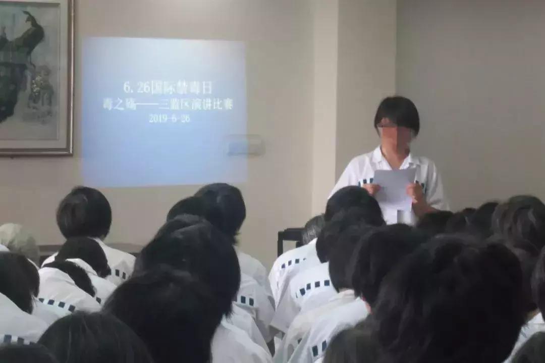 一个医生，一个护士，白天救人，晚上“自杀”