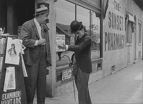 他5岁登台表演，12岁丧父13岁流浪街头，1个跌跤迎来喜剧人生