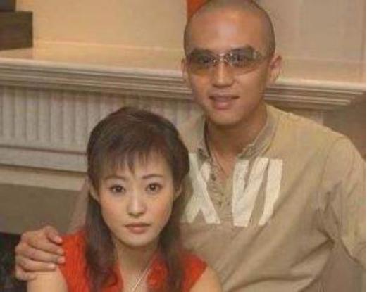 3次被“爱情”抛弃，因“全裸”出镜一举成名，如今成为单亲妈妈