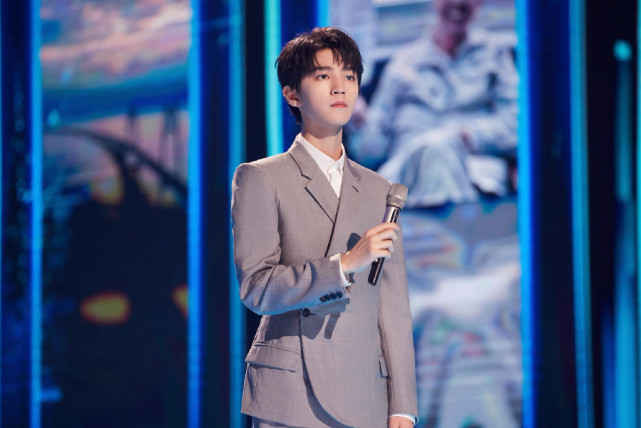 杨紫王俊凯颁奖典礼同台,央视五四青年晚会杨紫王俊凯