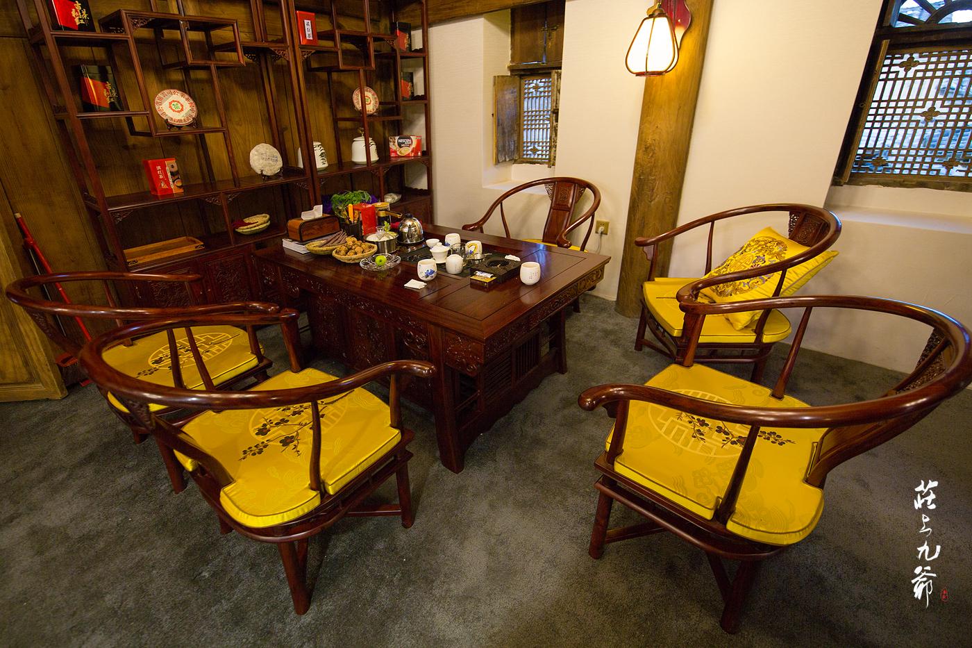 西董古村斜阳余晖下的悠然静寂