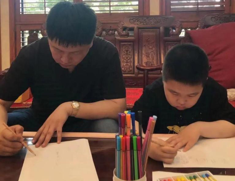 关于张星星爸爸的视频,张星星的爸爸家长群爆笑合集