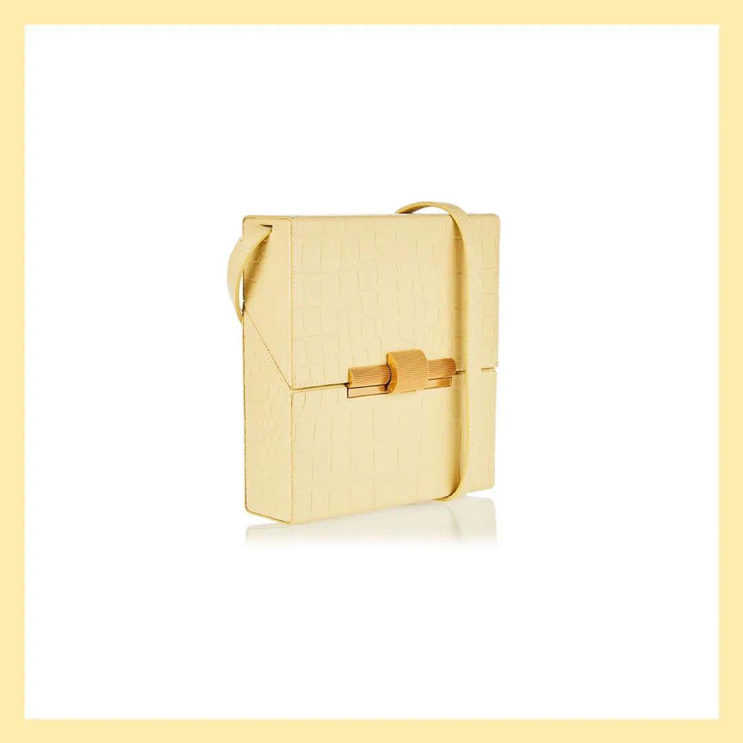 纵然每年流行的都不一样,有这样一个趋势——鳄鱼压纹