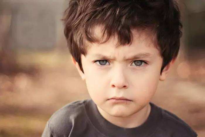 如何防止孩子成为偏执型人格,性格偏执的孩子如何正确引导