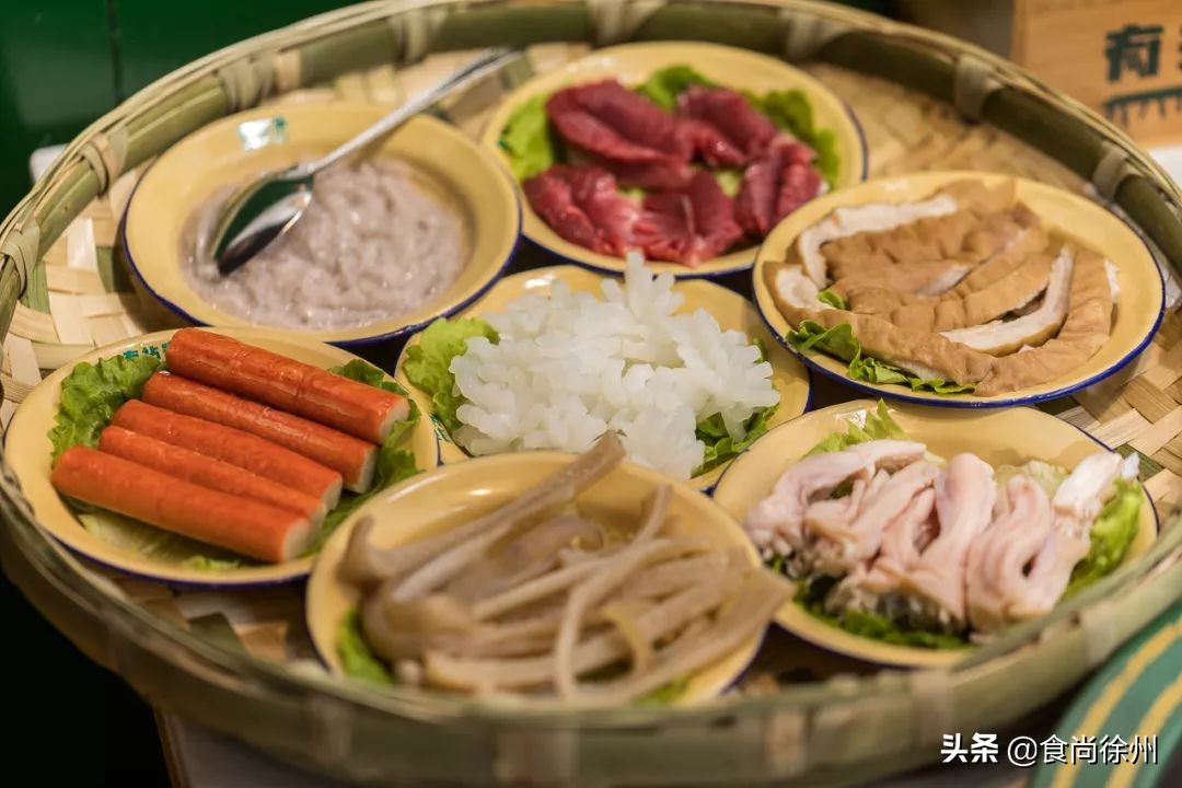 徐州闹市一角，还原了80年代的市井范儿！笸箩上菜，98元吃17样！