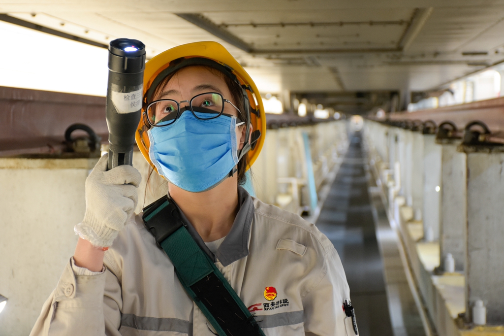 让党旗飘扬在抗疫工作的最前线,让团旗在一线飘扬