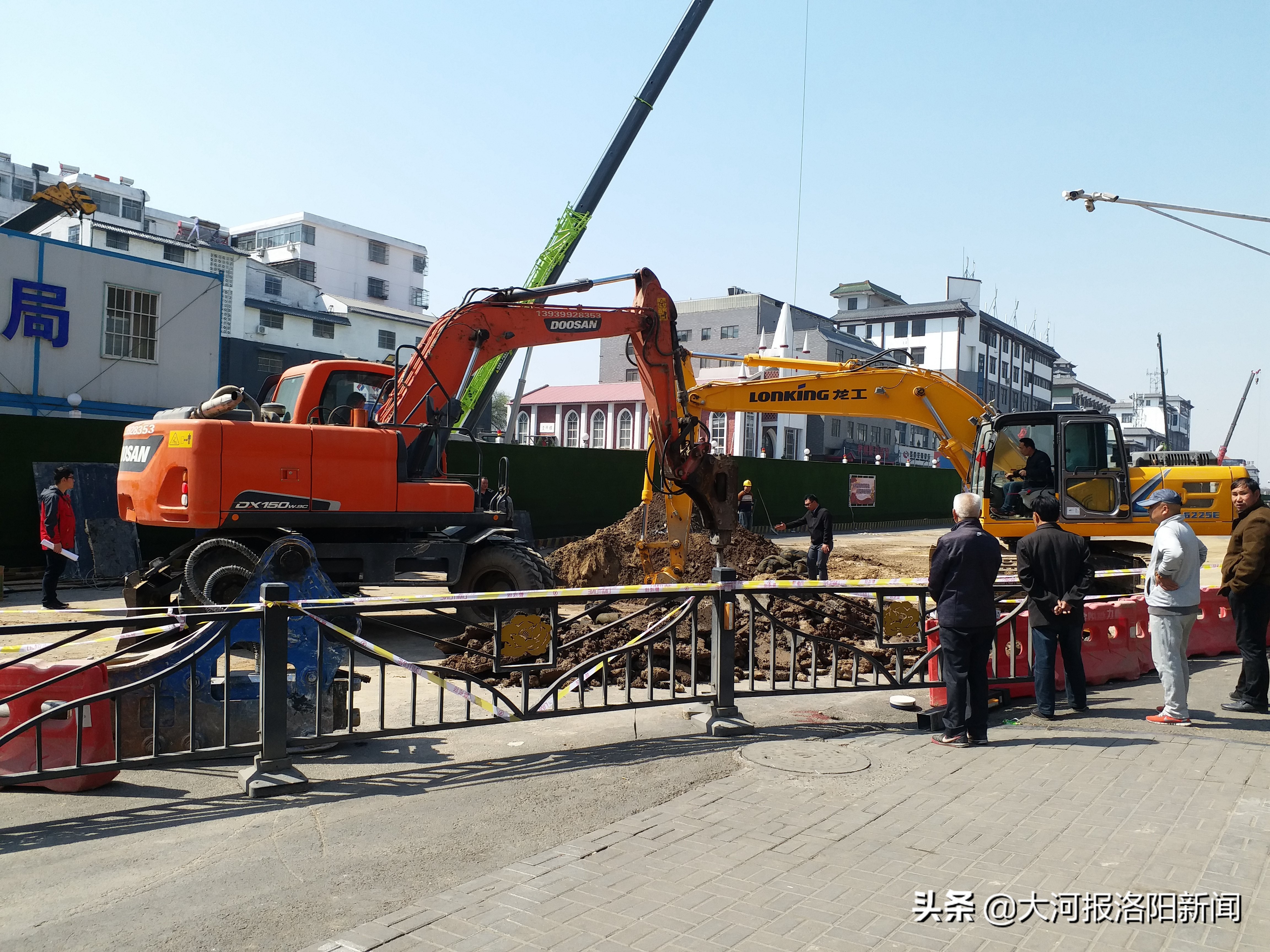 3月31日洛阳热点：施工员不理解“自来水”啥意思？一铲子下去供水主管道被挖破14个小区停水水务集团正抢修