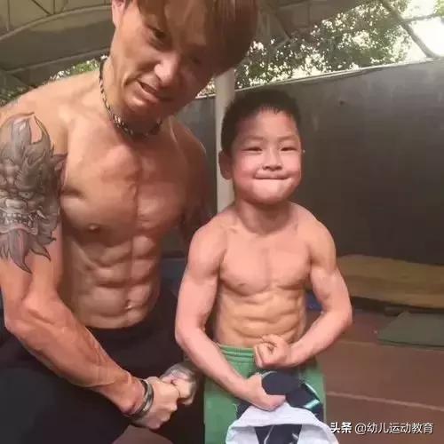 美国腹肌男小孩,8岁肌肉男孩腹肌