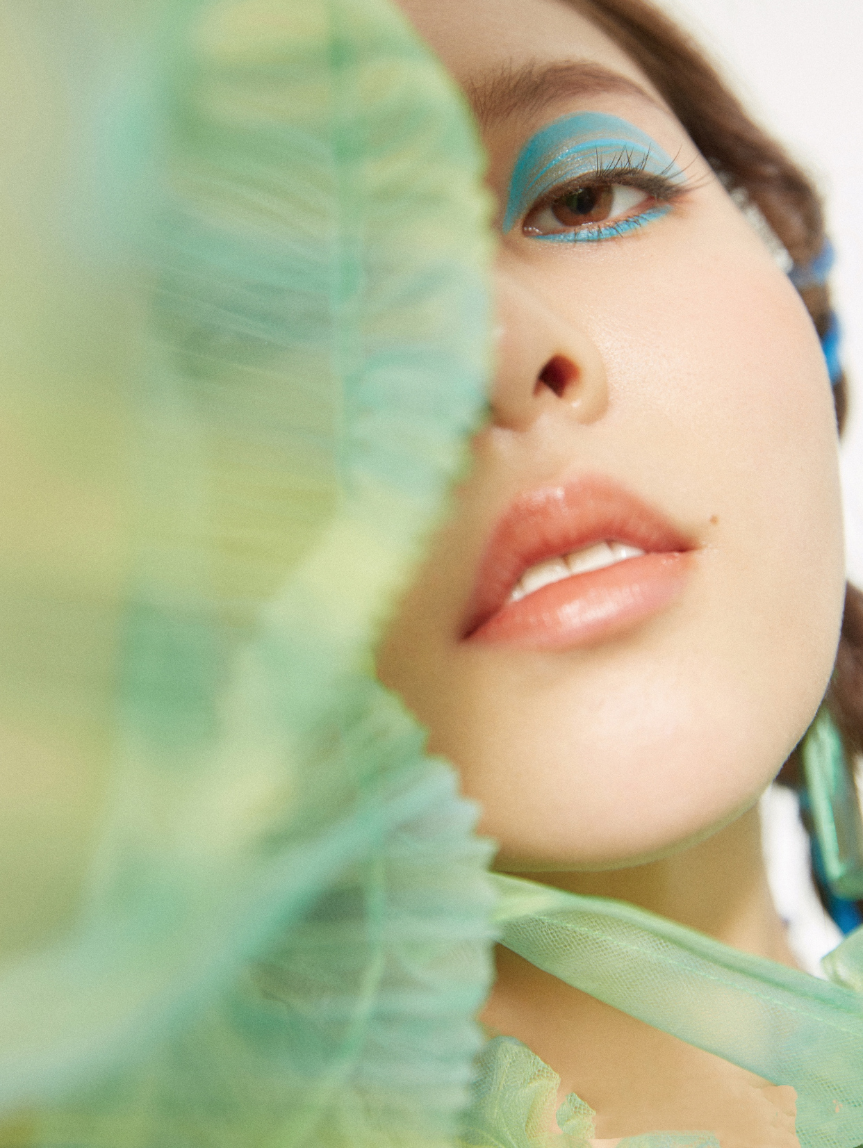 宋妍霏像阚清子,宋妍霏棕咖大衣撞衫杨幂