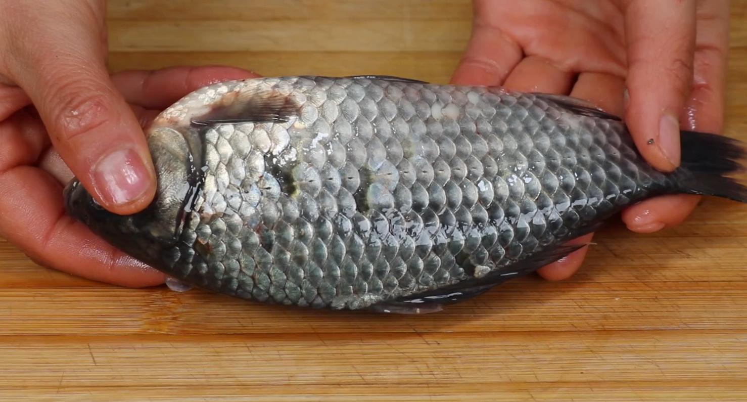 才知道去鱼鳞不要用刀，加一个塑料袋，又快又干净，这方法太棒了