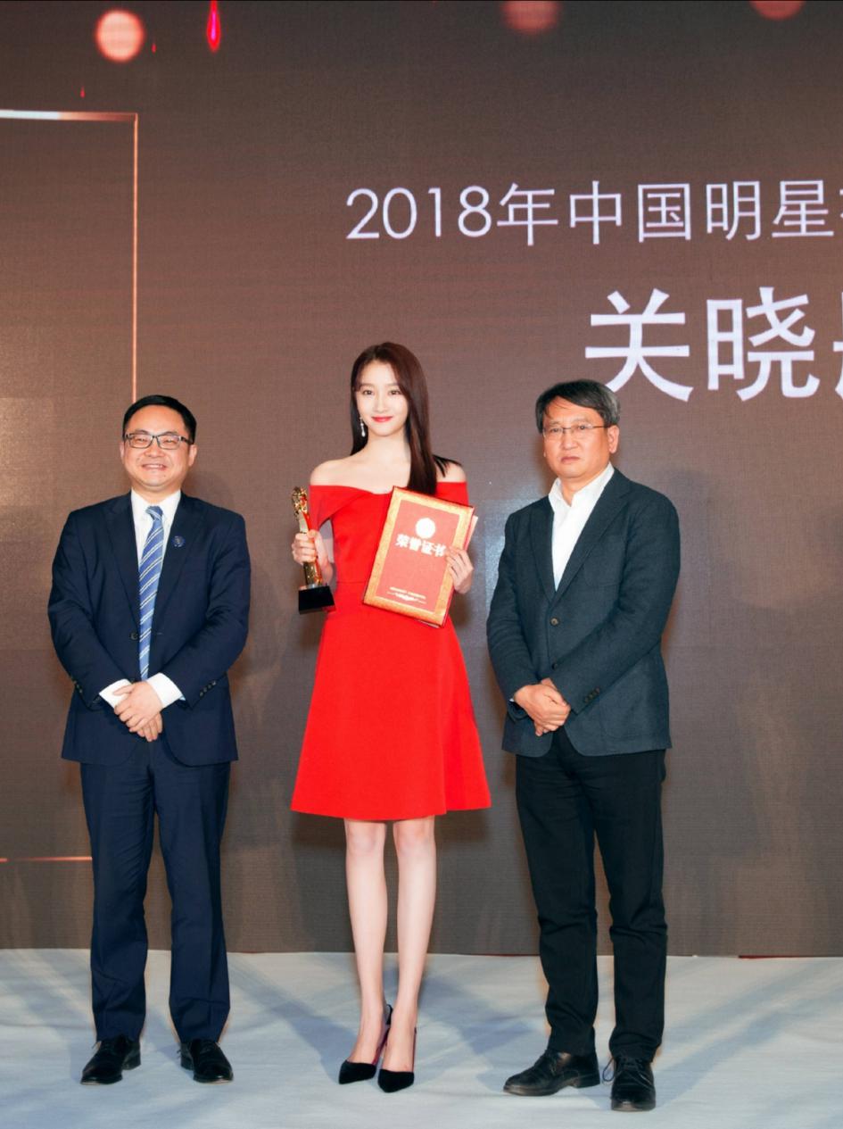 原来关晓彤也有傲人身材,关晓彤恋爱3年