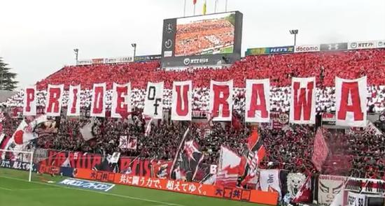 站在看台上,站在看台之上