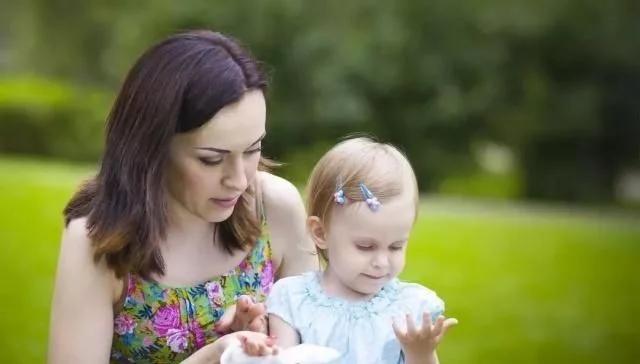 夏季宝宝湿疹能用爽身粉吗？月嫂悄悄说出三个改善小妙招，学到了