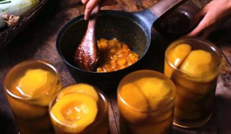 黄桃很好吃甜而不腻很新鲜,又脆又甜的本地黄桃