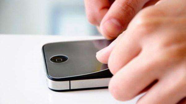 刚买的新手机，要不要贴上钢化膜？别辜负设计师一番苦心