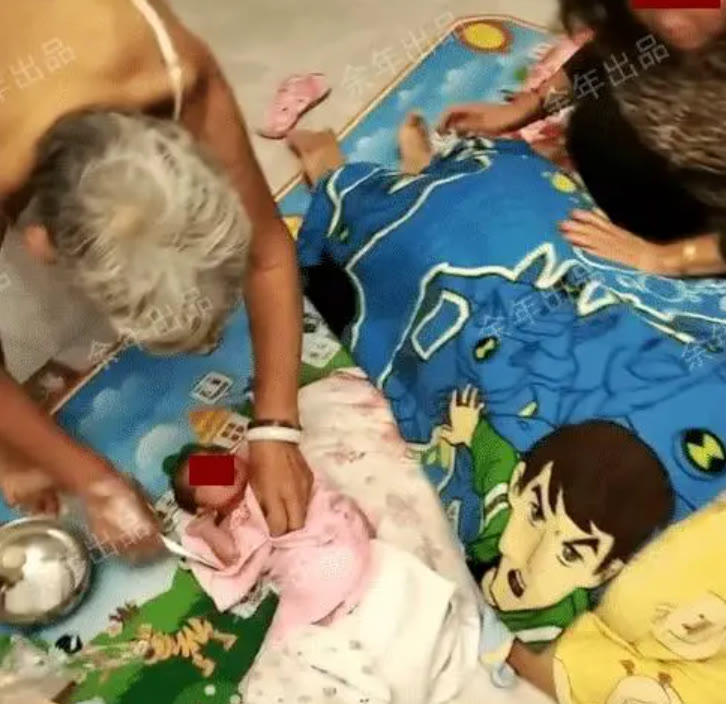 女子在家生娃，丈夫拍视频分享：银碗，剪刀，和两位“接生婆”