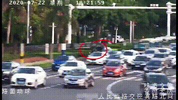 孕妇羊水破裂送医堵车,孕妇开车不小心撞到肚子羊水破了