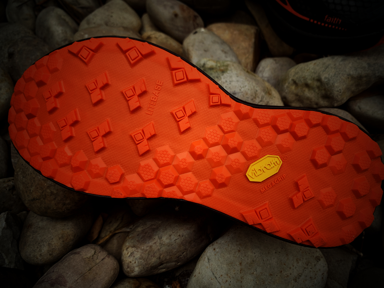 奔跑的Faith-咕咚R2信仰跑步鞋