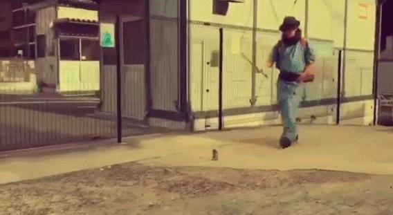 日本街头惊现捡垃圾天团，又酷又中二，网友：我也就看了十几遍吧