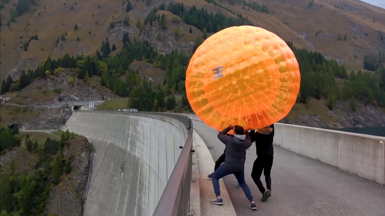 外国牛人作死实验高空抛物,老外高空趣味实验