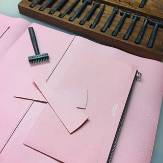 揭开秘密：深入了解仿制奢侈品生产全过程。