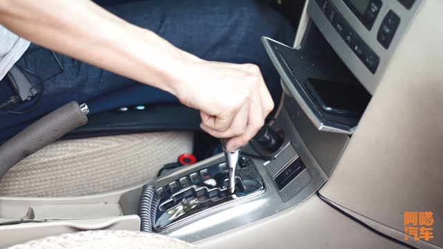 自动挡车坡道停车注意事项,自动挡车停车顺序错了会怎么样