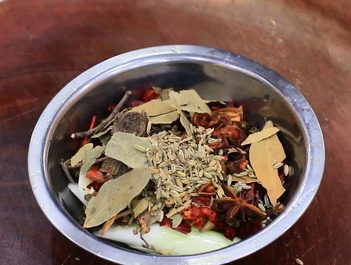 卤鸭脖如何让肉质很紧致,正宗鲜卤入味鸭脖