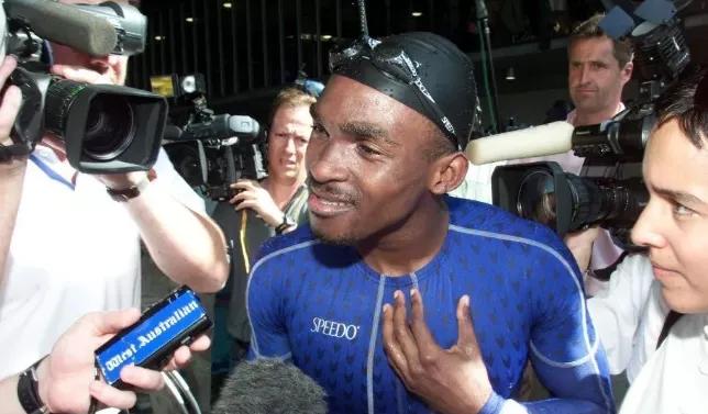 一名34岁男子跳水救人牺牲,游泳馆众人抢救溺水青年