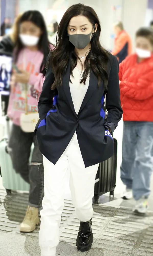 防疫造型大赛第二弹，杨幂热巴刘雯...戴口罩也挡不住的时髦感