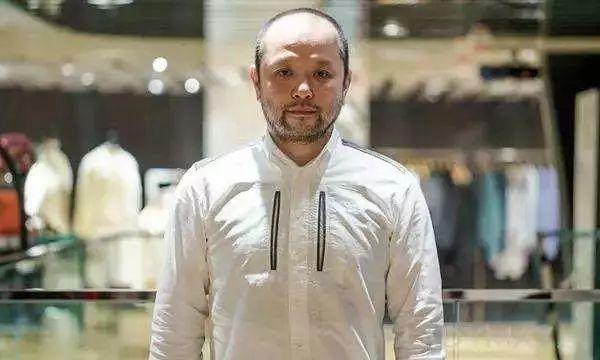 他白手起家逆袭巨富，还娶到了全香港男人的“欲望”