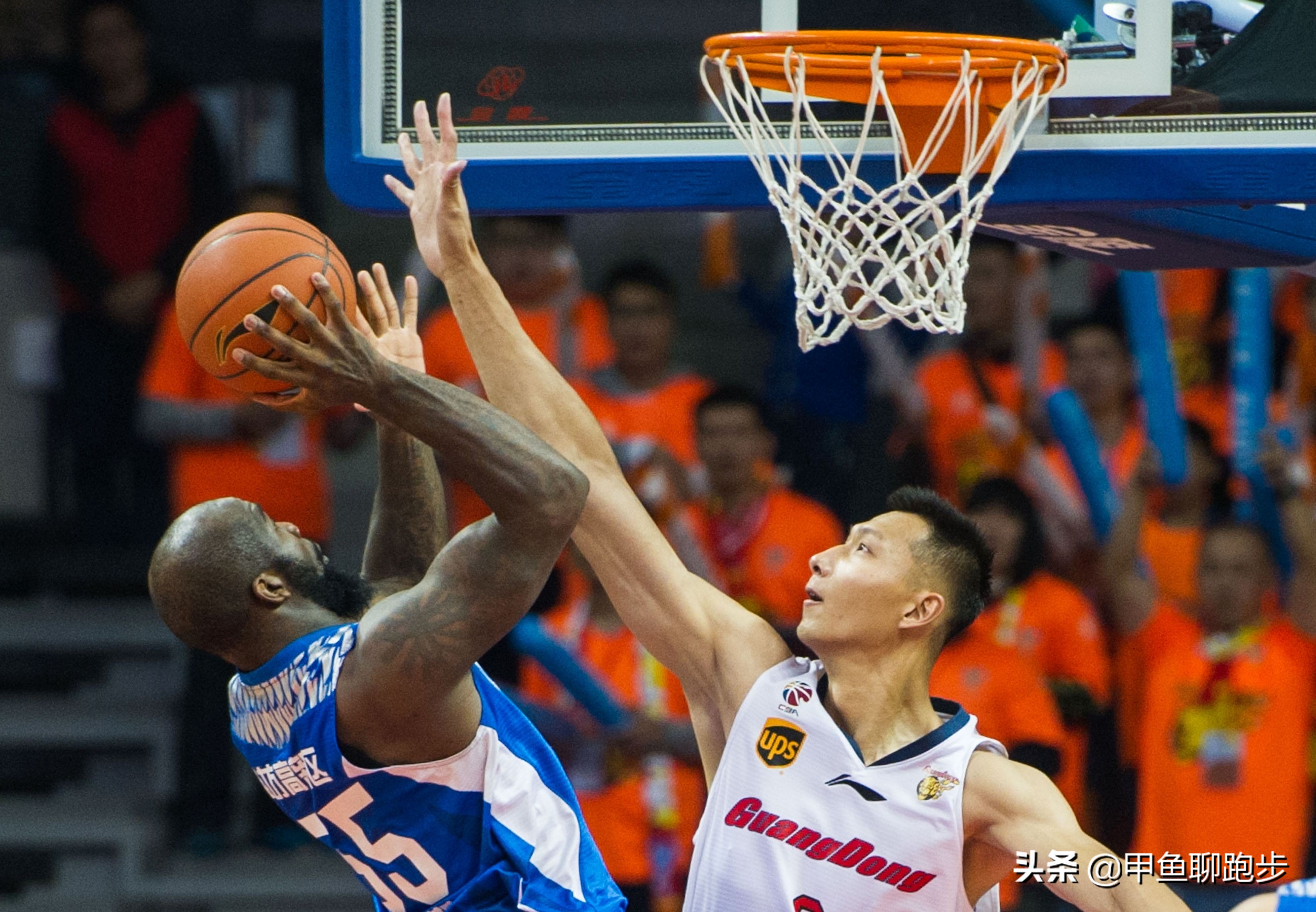 易建联的低调出了名，17岁选入国家队，开普通人能买得起的车