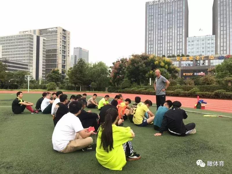 中国足球职业联赛裁判培训,足球三级裁判培训班开班