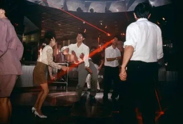 月入百万的蹦迪博主，聊了夜店大哥、天菜和字节员工的故事