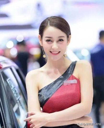 长相神似迪丽热巴的车模,车模和迪丽热巴对比照