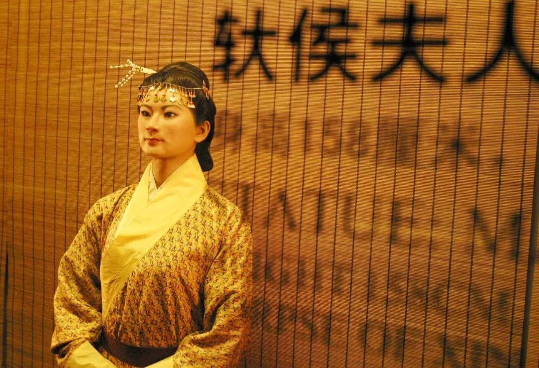 1971年长沙施工队民工，撞见“鬼火”，考古队挖出2千年不腐女尸