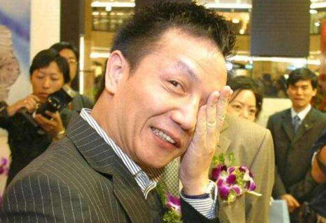 棚户区地痞到上海首富，再到阶下囚，混世魔王周正毅的戏剧人生