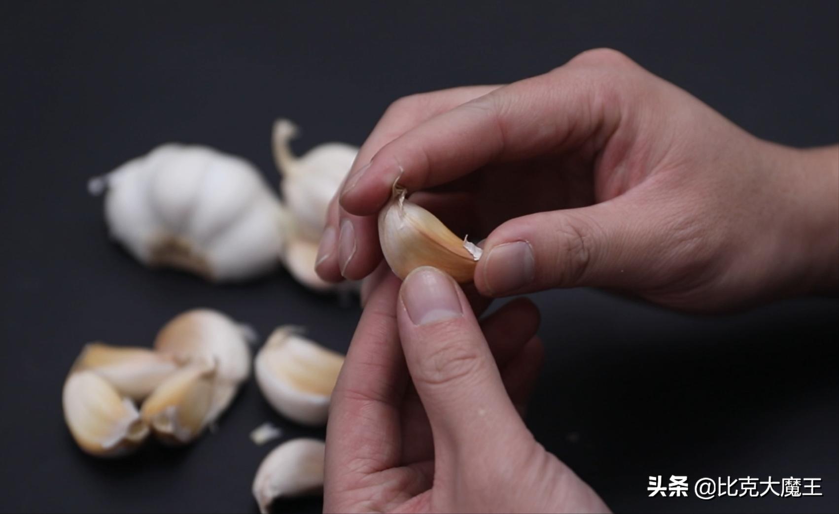 剥大蒜还有简单技巧，只需轻轻一搓，大蒜皮自动脱落，太方便了